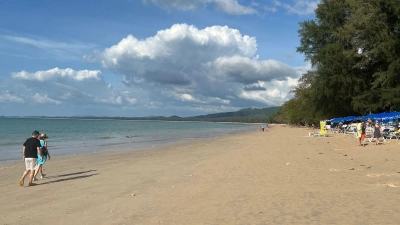 Die Region Khao Lak ist für schöne Sandstrände bekannt und gerade bei deutschen Touristen beliebt. (Archivbild) (Foto: Carola Frentzen/dpa)