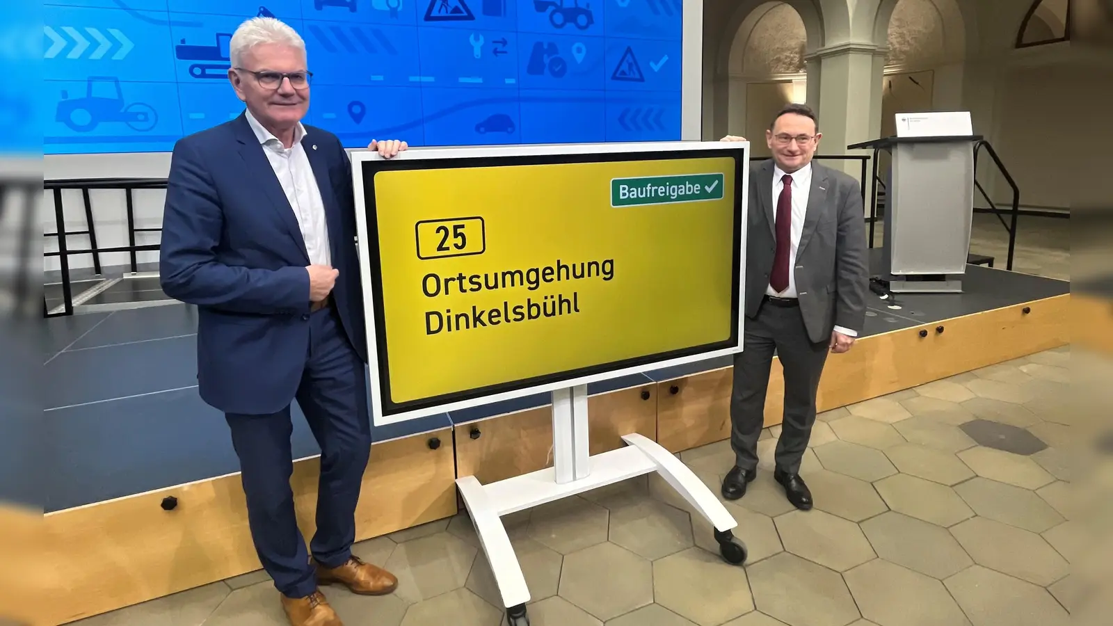 MdB Artur Auernhammer (links) und Staatssekretär Ulrich Lange freuen sich, dass Bundesverkehrsminister Patrick Schieder die offizielle Baufreigabe für die Dinkelsbühler B25-Ortsumfahrung unterzeichnet hat. (Foto: Abgeordnetenbüro Auernhammer/Valentin Huber)