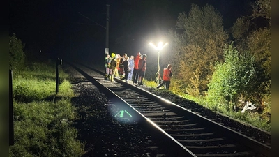 Der 23-jährige Autofahrer und sein Beifahrer starben vermutlich direkt beim Zusammenprall mit dem Zug. (Foto: Schmelzer/vifogra/dpa)