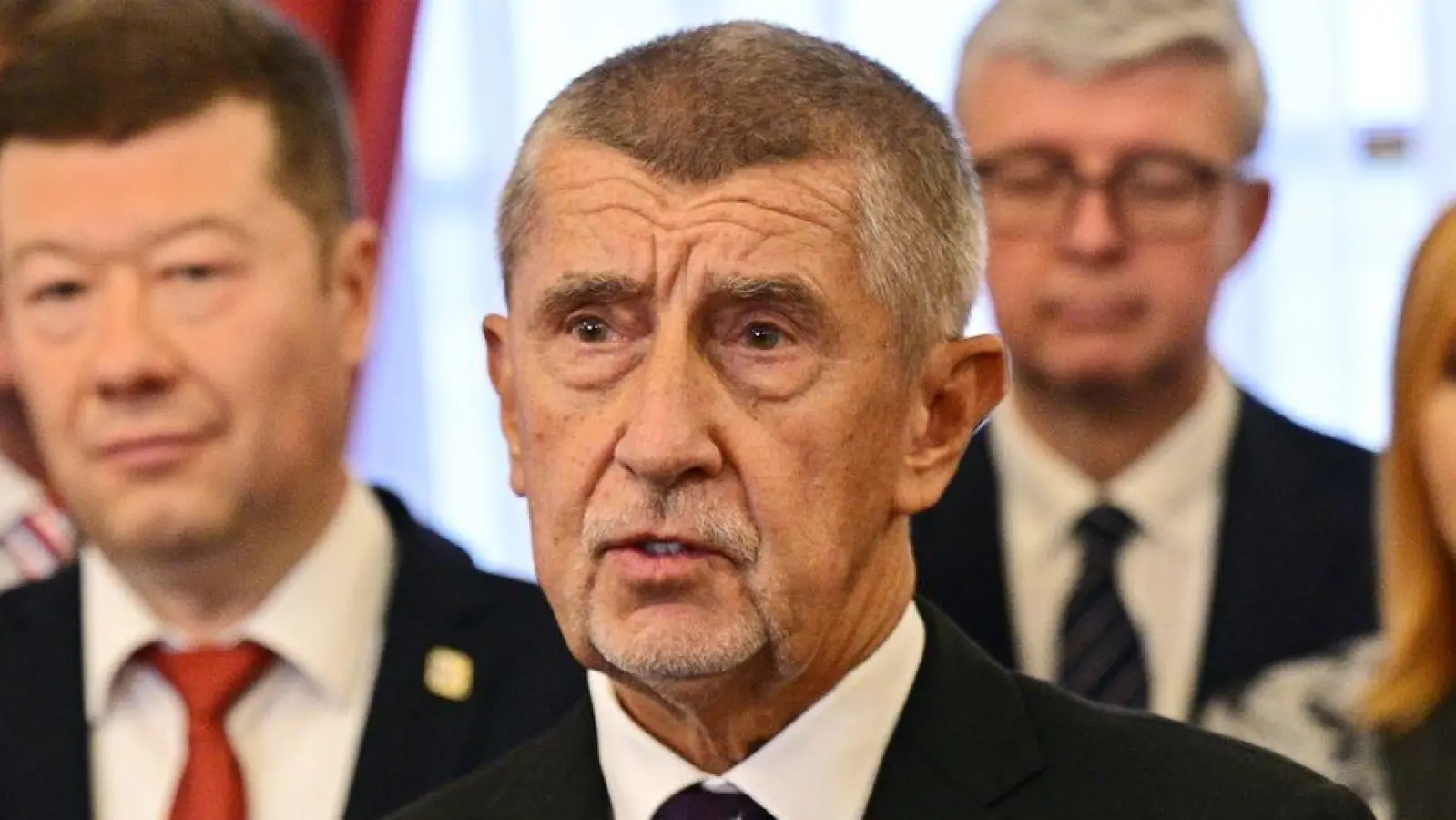 Andrej Babis (vorne), tschechischer Milliardär und Gründer der Partei ANO, hat in Prag einen Koalitionsvertrag mit den Vorsitzenden der ultrarechten Freiheit und direkte Demokratie (SPD) und der Autofahrerpartei Motoristen unterzeichnet. (Foto: Šimánek Vít/CTK/dpa)