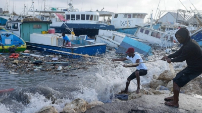 Aufräumarbeiten: Fischer ziehen ein vom Hurrikan „Beryl“ beschädigtes Boot zurück zum Dock der Bridgetown Fisheries. (Foto: Ricardo Mazalan/AP)