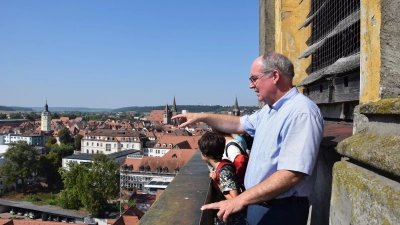 „Orgel, Weihrauch, Kirchturm“ war das Angebot der katholischen Kirchengemeinde überschrieben. Mit Stadtführer Alexander Biernoth ging es hoch hinauf in den Kirchturm der St.-Ludwigs-Kirche. (Foto: Florian Schwab)