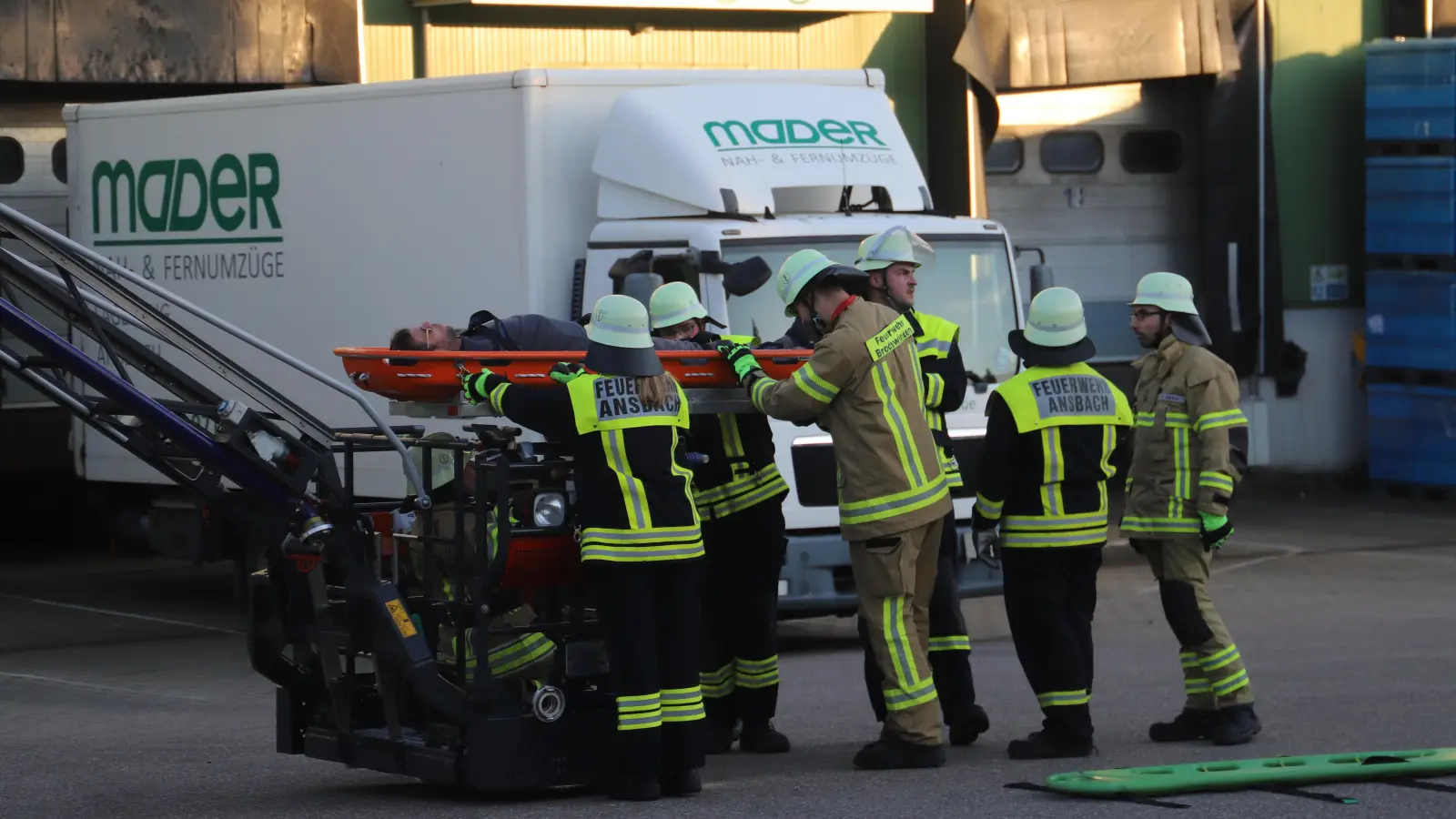 Im Ernstfall muss die Feuerwehr Menschen retten. Dieser Aspekt war Teil der Übung bei der Johann-Mader-GmbH im Ansbacher Ortsteil Brodswinden. (Foto: Oliver Herbst)