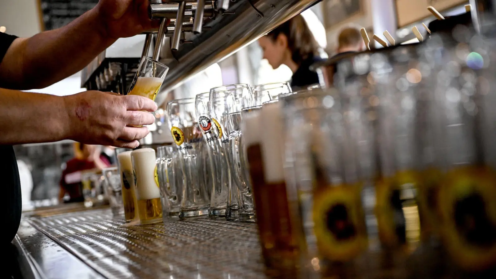 Die Gastronomie sieht sich von der Mindestlohnerhöhung besonders betroffen. (Archivbild) (Foto: Britta Pedersen/dpa)