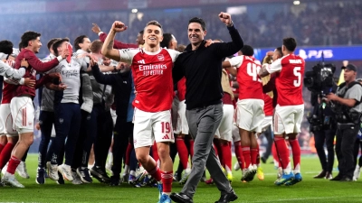 Arsenal-Coach Mikel Arteta feiert den Einzug ins Champions-League-Finale mit Leandro Trossard. (Foto: John Walton/PA Wire/dpa)