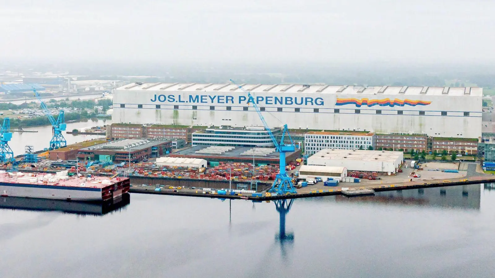 Die Meyer Werft in Papenburg steckt in der größten Krise ihrer mehr als 200-jährigen Geschichte. (Archivbild) (Foto: Sina Schuldt/dpa)