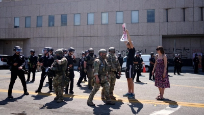 Die Stadt Los Angeles reagiert mit einem neuen Schritt auf die tagelangen Proteste gegen die Migrationspolitik der US-Regierung.  (Foto: Eric Thayer/AP/dpa)