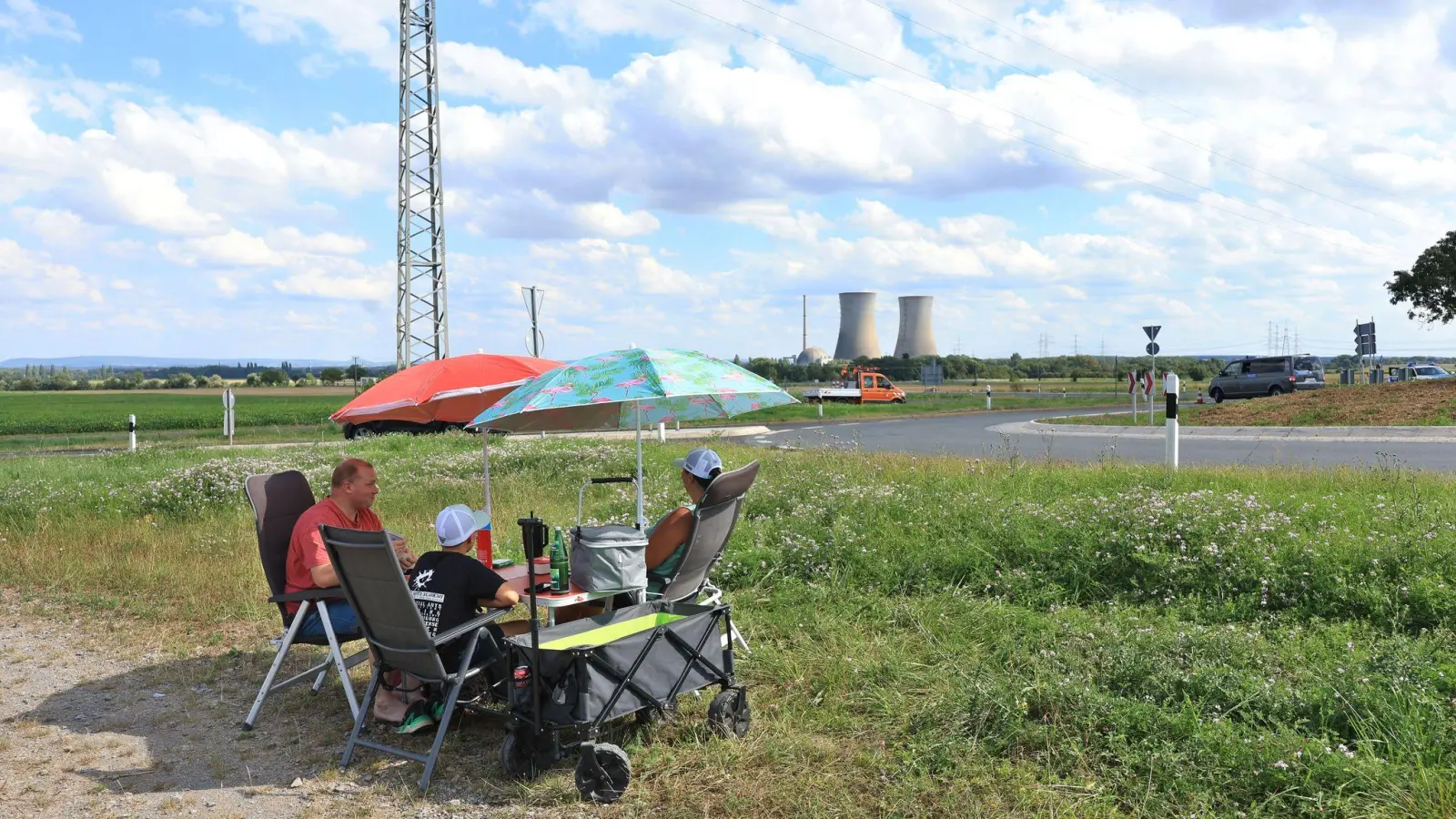 Familie Jüngling wartet auf die Sprengung der Kühltürme des stillgelegten Atomkraftwerks Grafenrheinfeld. (Foto: Karl-Josef Hildenbrand/dpa)