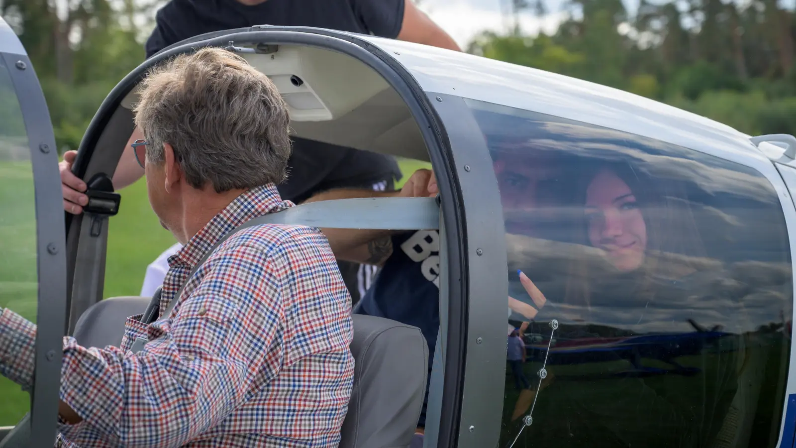 Das Flugzeug wird auf die Flugbahn gerollt. (Foto: René Chlopotowski)