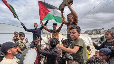 Im Gazastreifen feiern die Menschen das Abkommen und hoffen auf eine bessere Zukunft. (Foto: Belal Abu Amer/APA Images via ZUMA Press Wire/dpa)