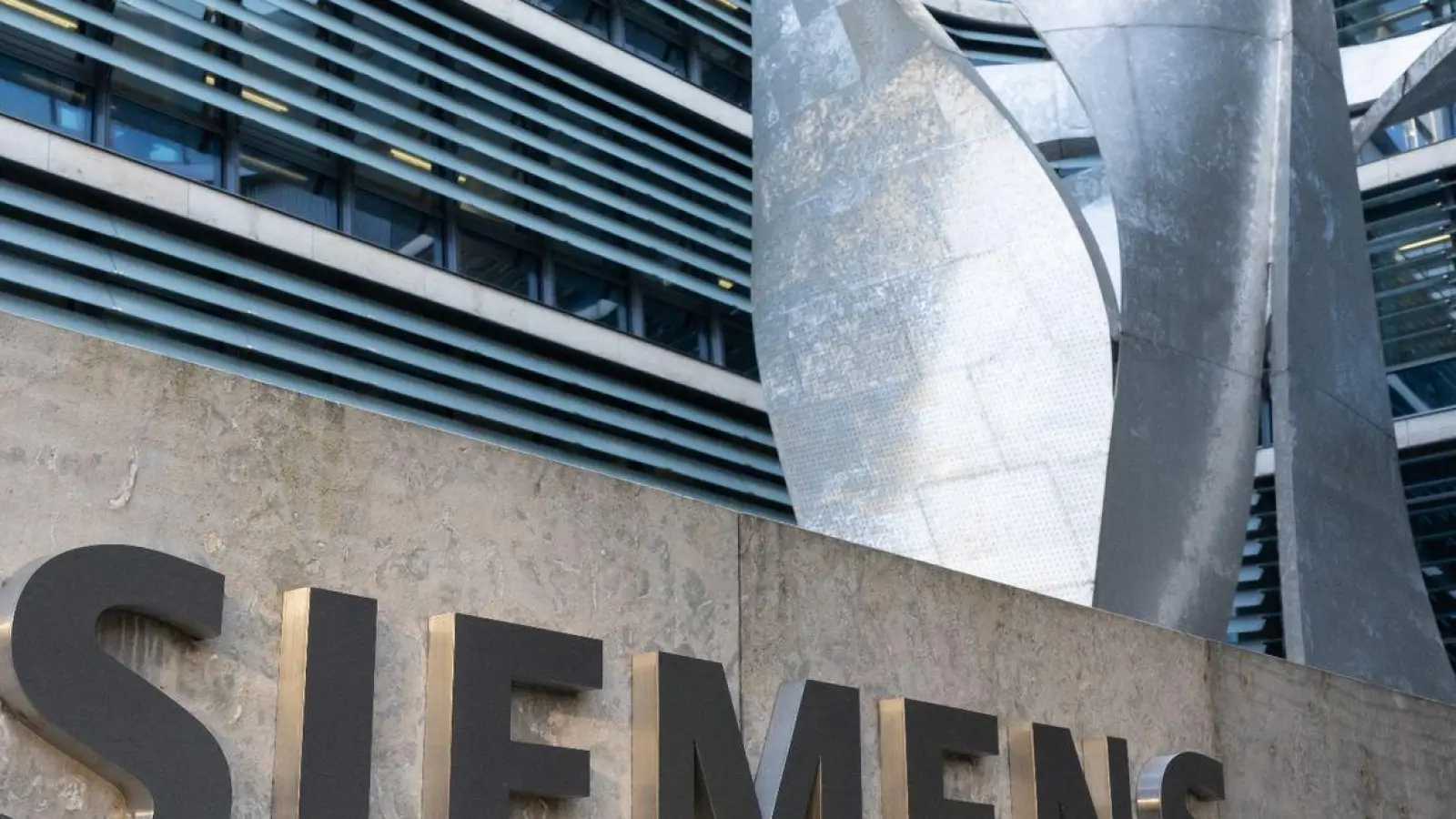 Der Schriftzug „Siemens“ vor der Firmenzentrale. (Foto: Sven Hoppe/dpa)