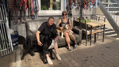 Amelie Nägelein (l.) und Diane Pöltl gönnen sich mit Buddy und Moxlie eine kleine Kuscheleinheit auf dem Sofa. (Foto: Astrid Pirner)