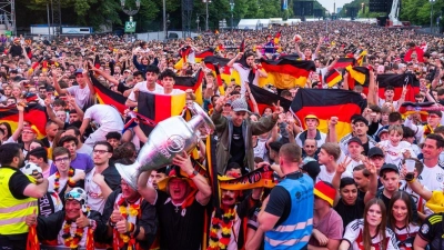 Hunderttausende Menschen feiern während der Fußball-EM auf den Fanmeilen in Deutschland. (Foto: Christophe Gateau/dpa)