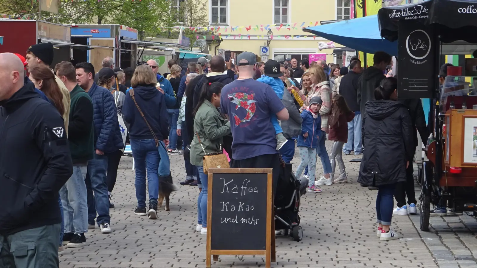 Beim Streetfood-Festival werden viele Foodtrucks und Händlerinnen vertreten sein. Zusätzlich sind zahlreiche Attraktionen geboten, auch die Geschäfte haben sonntags offen. (Archivbild: Florian Pöhlmann)