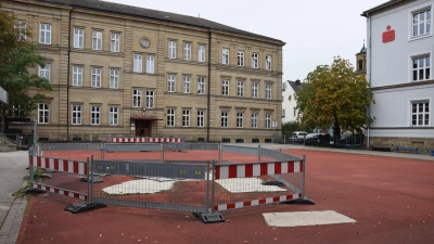 Seine beste Zeit hat der Pausenhof der Karolinenschule hinter sich. Jetzt soll die Fläche modernisiert werden soll. (Foto: Florian Schwab)