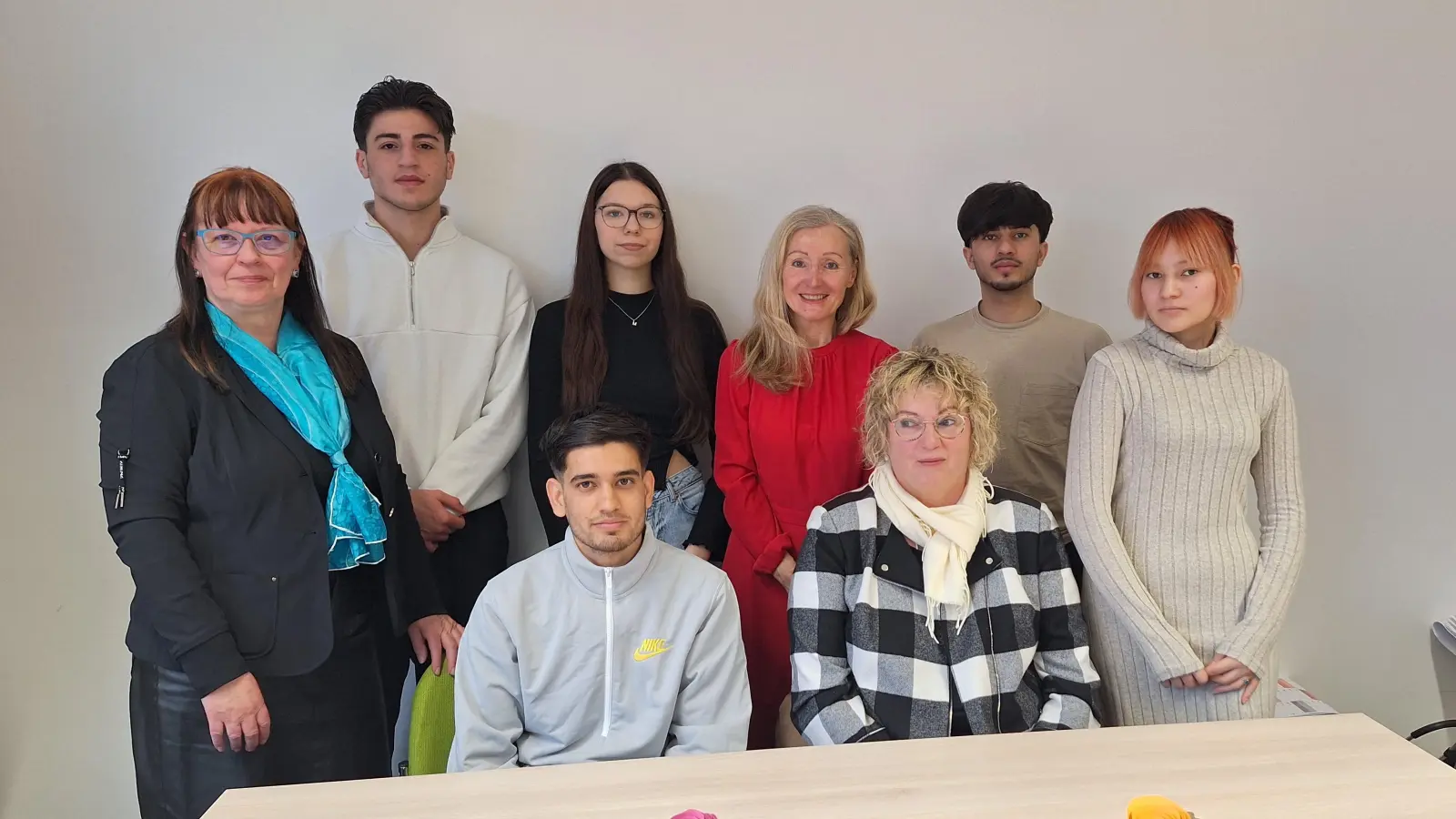 Inge Bühler-Saal, Gudrun Lehnberger und Claudia Geißler-Kraft (von links) mit Teilnehmenden des Gerichtsprojekts. (Foto: Daniela Ramsauer)