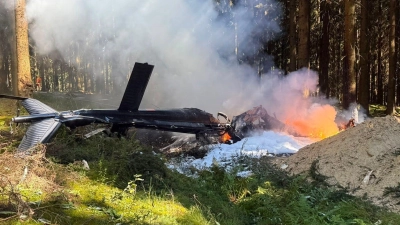 Bei dem Hubschrauberabsturz in einem Wald bei Sehmatal ist der Pilot ums Leben gekommen.  (Foto: Stephan Fricke/News5/dpa)