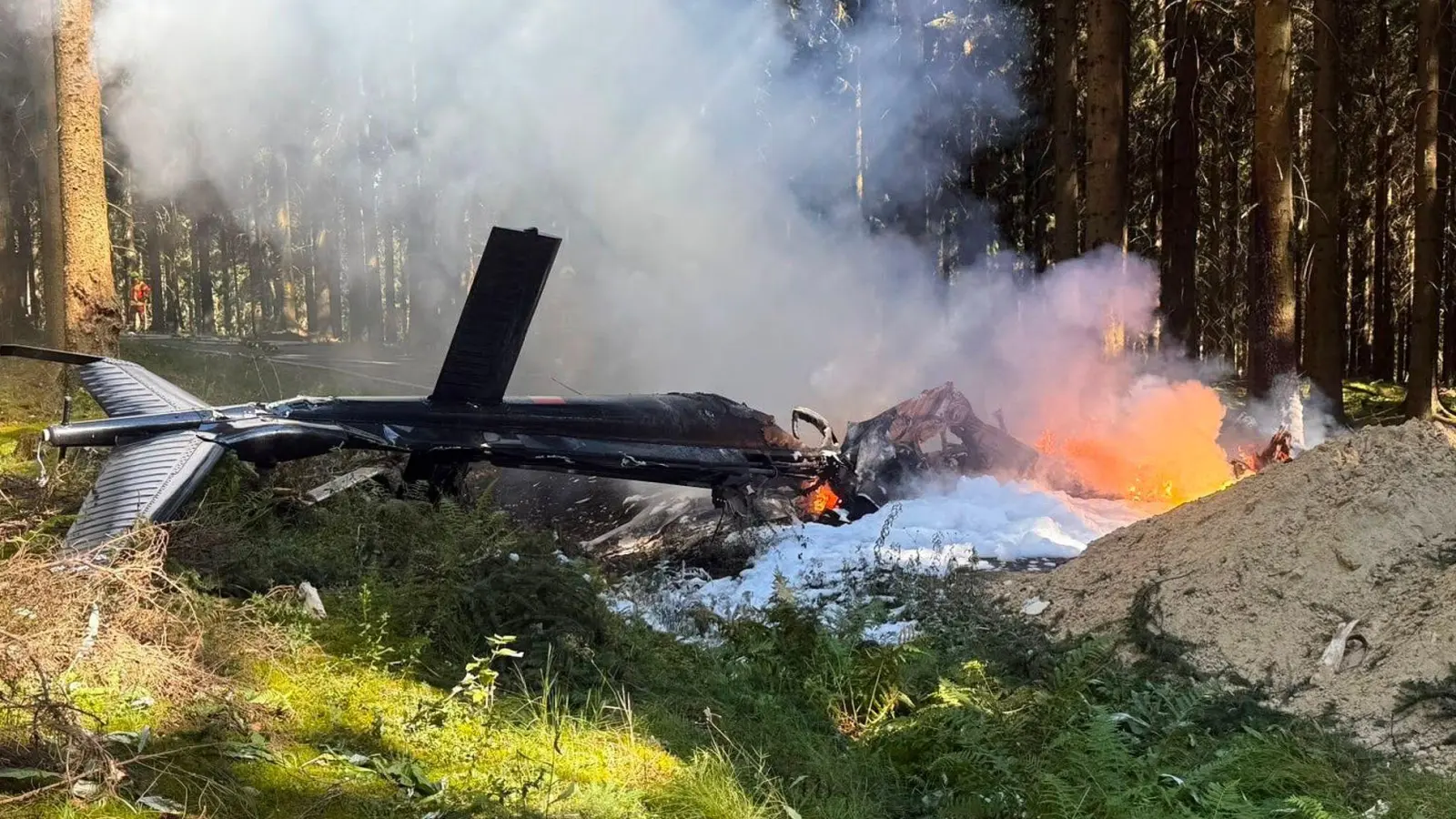 Bei dem Hubschrauberabsturz in einem Wald bei Sehmatal ist der Pilot ums Leben gekommen.  (Foto: Stephan Fricke/News5/dpa)