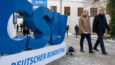 Die CSU-Landesgruppe erwartet den luxemburgischen Premier Frieden bei ihrer Klausur in Seeon. (Foto: Peter Kneffel/dpa)