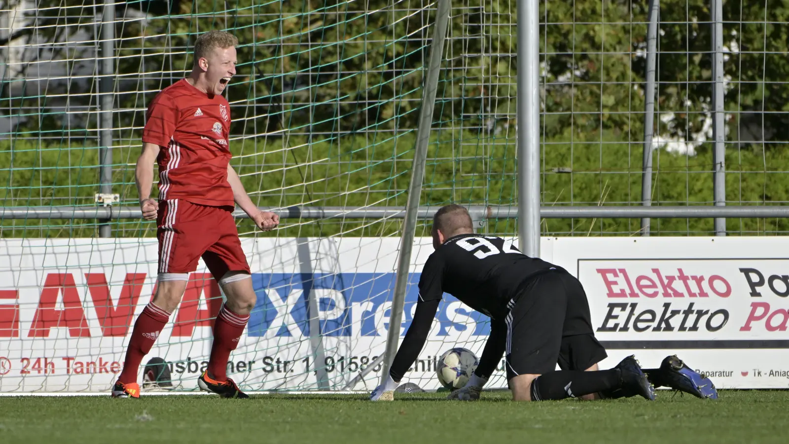 Zehn von 14 Kreisligaspielen hat der FC Dombühl (links Patrick Schurz nach einem Treffer gegen den VfB Schillingsfürst) gewonnen. Die drei Punkte vom Spiel gegen Steinachgrund gibts geschenkt. (Foto: Martin Rügner)