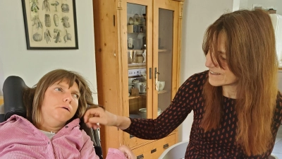 Laura und ihre Mutter Annette Leipold. Für die Pflege der 35-Jährigen erhielt die Markt Erlbacherin den bayerischen Verdienstorden. (Foto: Ulli Ganter)