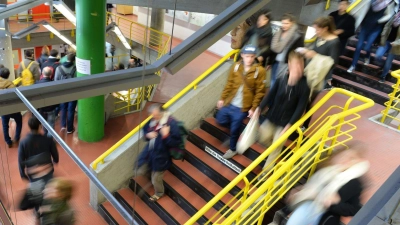 Geldanlage oder Altersvorsorge: Verbraucherschützer raten Studierenden davon ab, entsprechende Verträge am Campus zu unterzeichnen. (Foto: Felix Kästle/dpa-tmn)