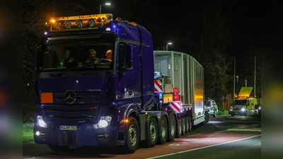 Mit etwa 100 Fahrzeugen hat sich der Konvoi in Bewegung gesetzt. (Foto: Christoph Reichwein/dpa)