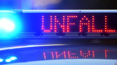 Wegen eines tödlichen Unfalls nach einer Verfolgungsjagd durch die Stadt ist gegen einen Autofahrer Anklage wegen Mordes erhoben worden. (Symbolbild) (Foto: Stefan Puchner/dpa)