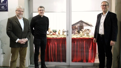 Bürgermeister Michael Dörr (rechts) eröffnete zusammen mit Oskar Geidner (links), dem Vorsitzenden des Heimatvereins, und dem katholischen Pfarrer Thomas Swat den Krippenweg 2024. (Foto: Diane Mayer)