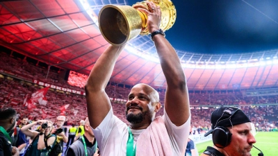Vincent Kompany will auch in dieser Saison wieder den DFB-Pokal in Händen halten. (Archivbild) (Foto: Tom Weller/dpa)