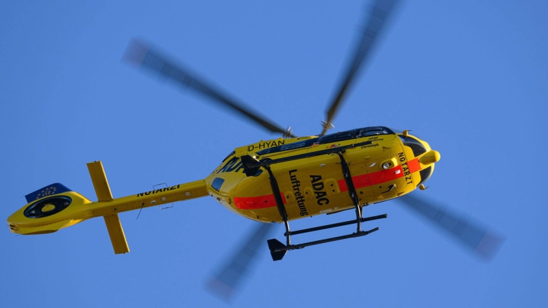 Mit einem Rettungshubschrauber wurde ein 29-Jähriger nach einem Unfall mit einem Kran ins Krankenhaus gebracht. (Symbolbild: Robert Michael/dpa)