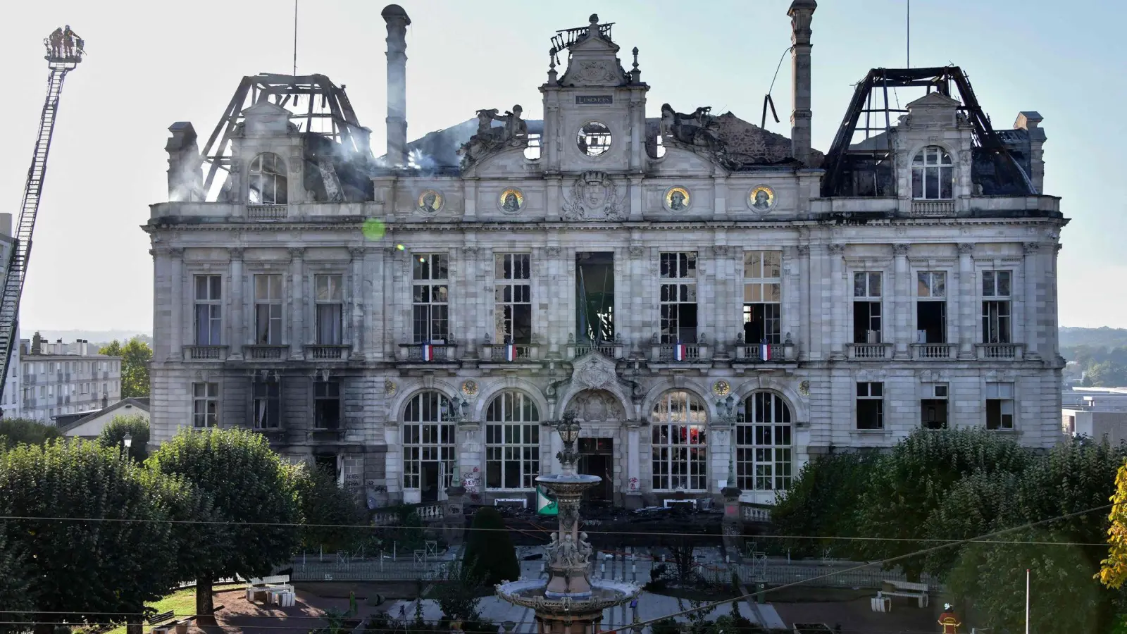 Das Rathaus von Limoges wurde in Brand gesetzt. (Foto: Pascal Lachenaud/AFP/dpa)