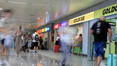 Flug verspätet, Mietwagenstation zu: Wer sein Auto erst nach Ladenschluss abholt, zahlt oft extra – kann sich das Geld aber unter Umständen von der Airline zurückholen. (Foto: Clara Margais/dpa/dpa-tmn)