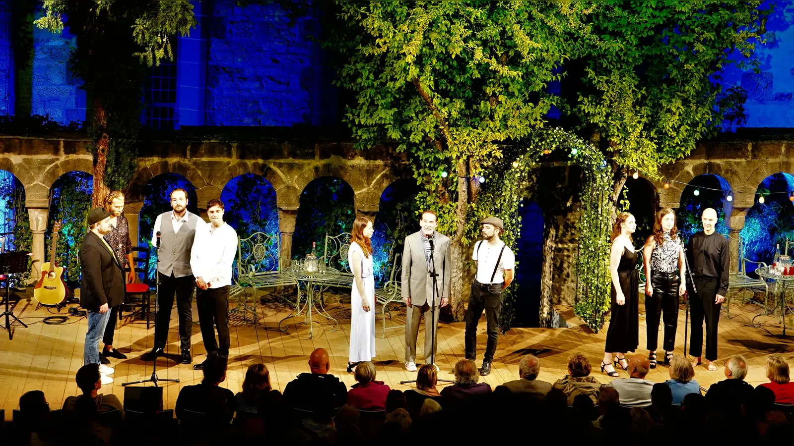 Der Kreuzgang in Feuchtwangen bietet eine einzigartige Kulisse für Theaterstücke. (Foto: Simone Hedler)