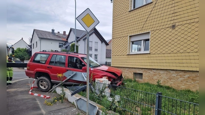 Die beiden Fahrerinnen wurden bei dem Unfall leicht verletzt und in ein Krankenhaus gebracht. (Foto: Carolin Eckenfels/dpa)