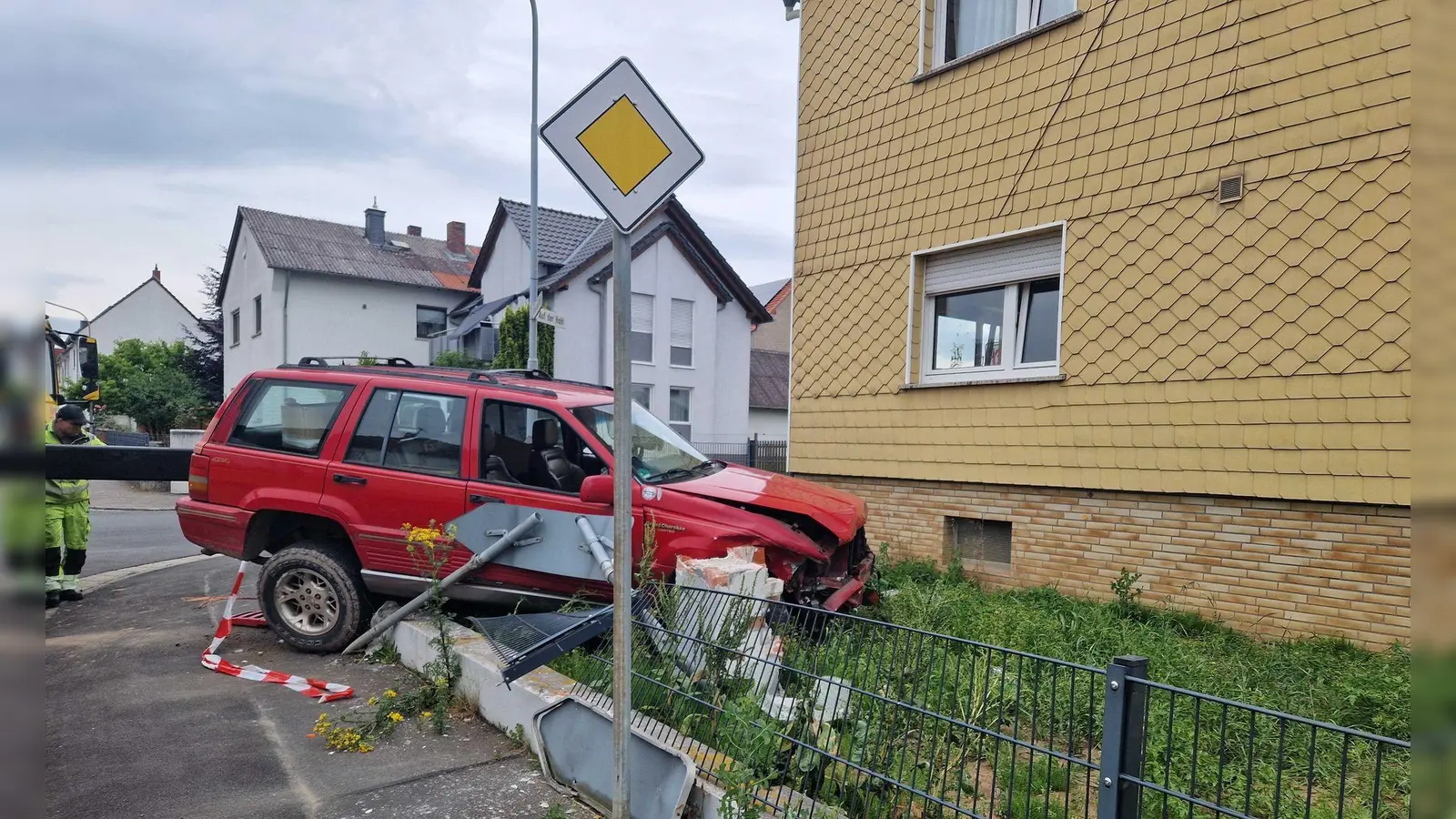 Die beiden Fahrerinnen wurden bei dem Unfall leicht verletzt und in ein Krankenhaus gebracht. (Foto: Carolin Eckenfels/dpa)