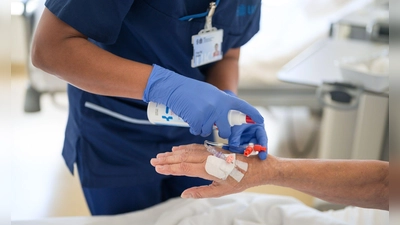 Auch ausländische Frauen arbeiten in Deutschland häufig in Engpassberufen. (Archivbild) (Foto: Oliver Dietze/dpa)