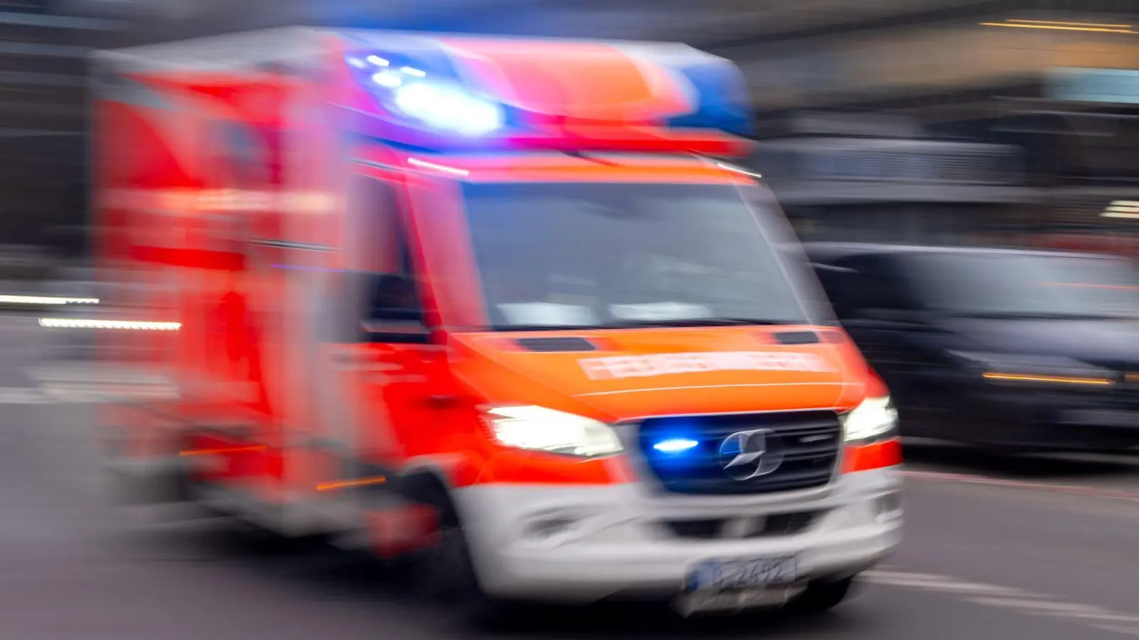 Der 90-Jährige starb noch an der Unfallstelle. (Symbolbild) (Foto: Monika Skolimowska/dpa)