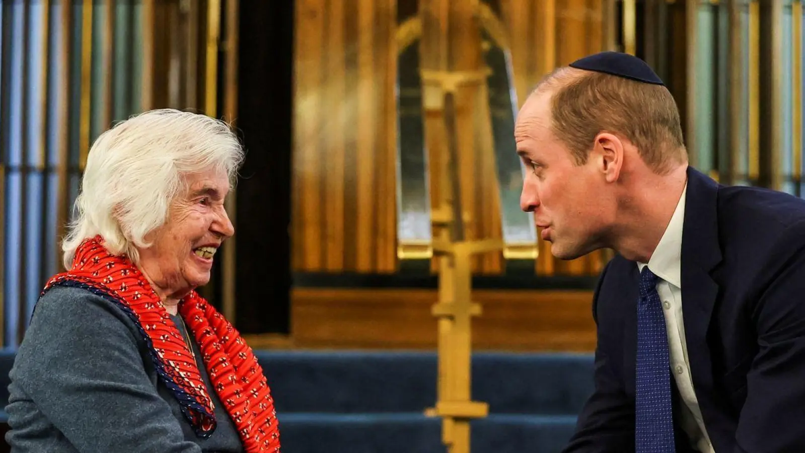 Prinz William unterhält sich mit der Holocaust-Überlebenden Renee Salt (94). (Foto: Toby Melville/PA Wire/dpa)