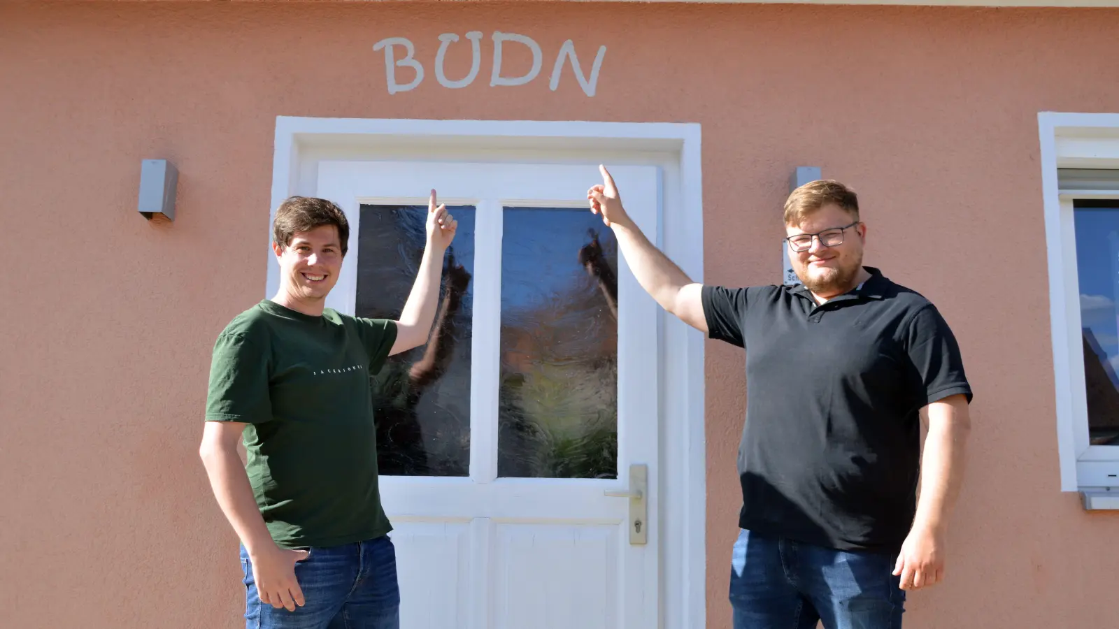 Freuen sich schon auf den 50. Geburtstag des Jugendtreffs „Budn“ in Gutenstetten am kommenden Wochenende: Michael Schopf (links) und Johannes Heyer. (Foto: Johannes Zimmermann)