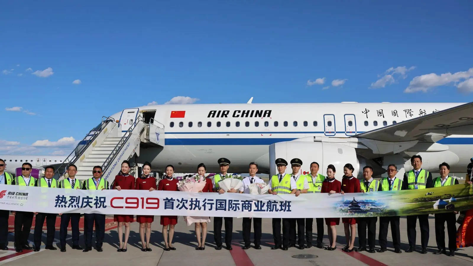 Das Passagierflugzeug vom Typ C919 nach dem ersten internationalen Flug von Peking nach Ulan Bator. Der Hersteller Comac will Airbus und Boeing Konkurrenz machen.  (Foto: Bolortsetseg/XinHua/dpa)