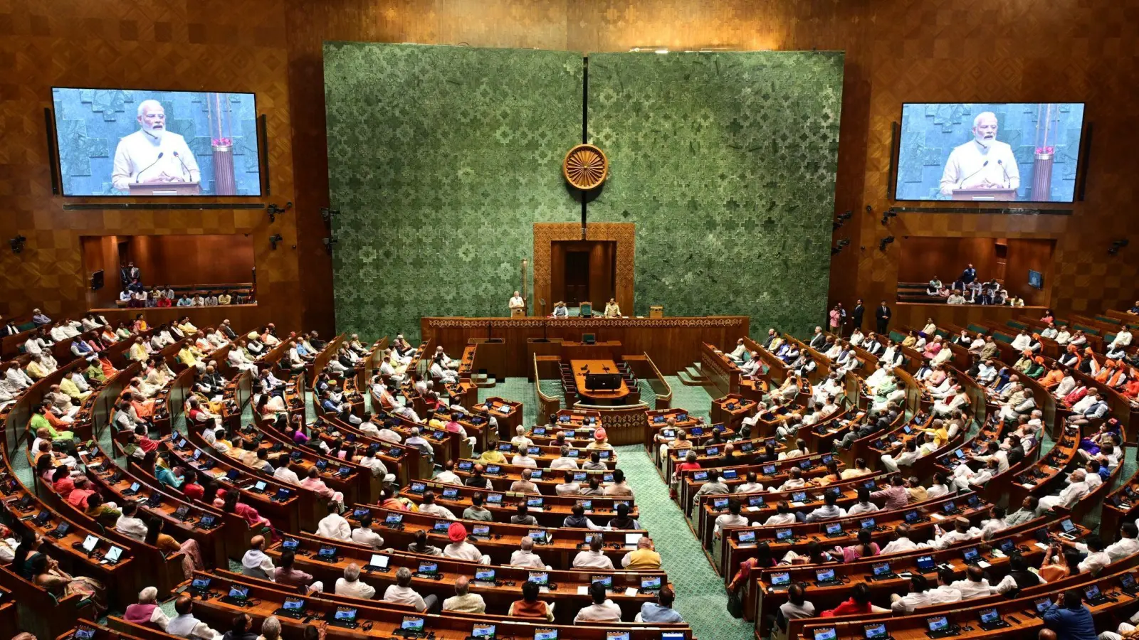 Indiens Premierminister Narendra Modi spricht im Parlament in Neu Delhi. (Foto: Uncredited/AP/dpa)