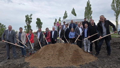 In Bad Windsheim ist am Mittwochnachmittag der Spatenstich für den „Turm der Regionen” erfolgt. (Foto: Hans-Bernd Glanz)
