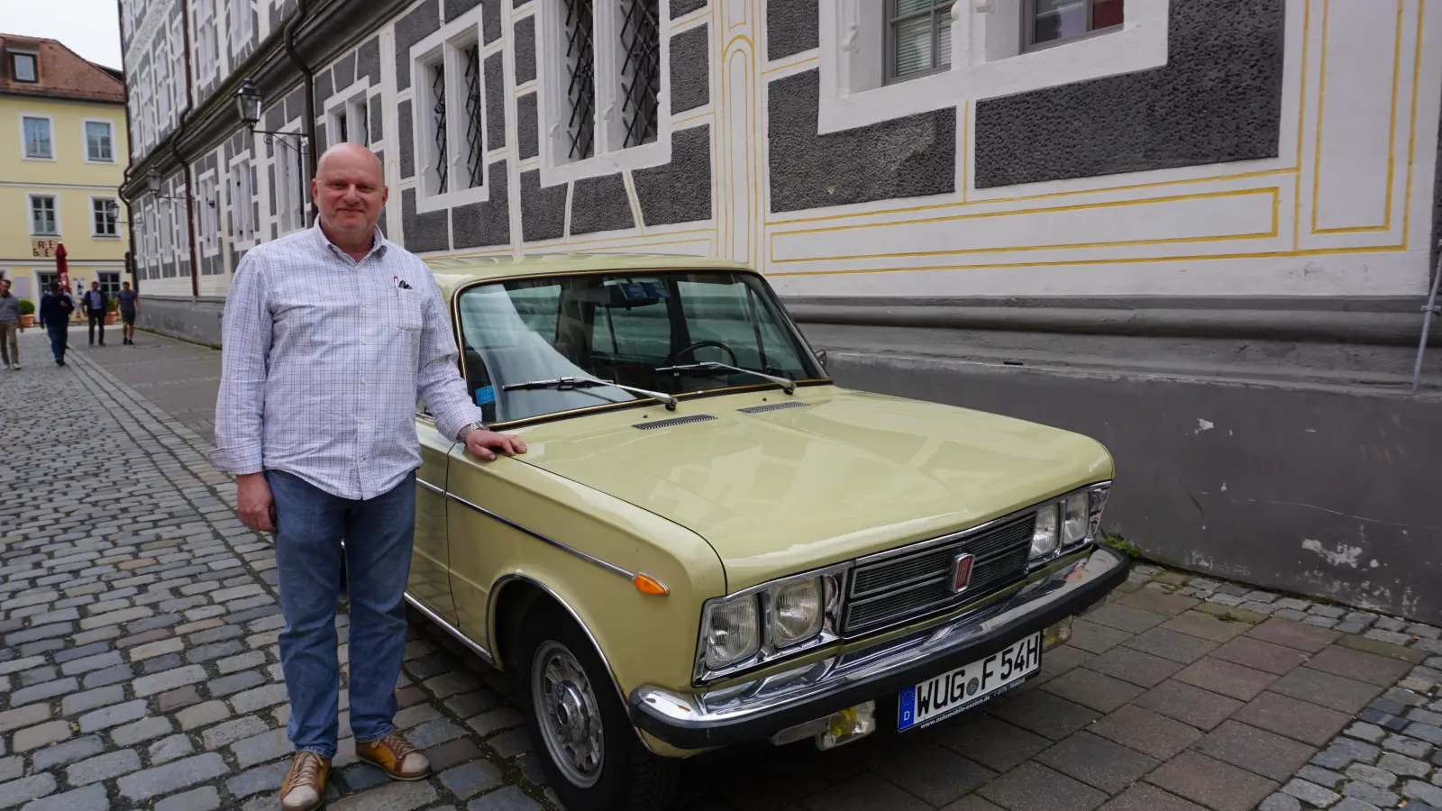 Wolfgang Beuster von den Oldtimerfreunden Ansbach hat das Oldtimer-Treffen angestoßen. Er selbst kam mit einem Fiat 125 Special, Baujahr 1971. (Foto: Andrea Walke)