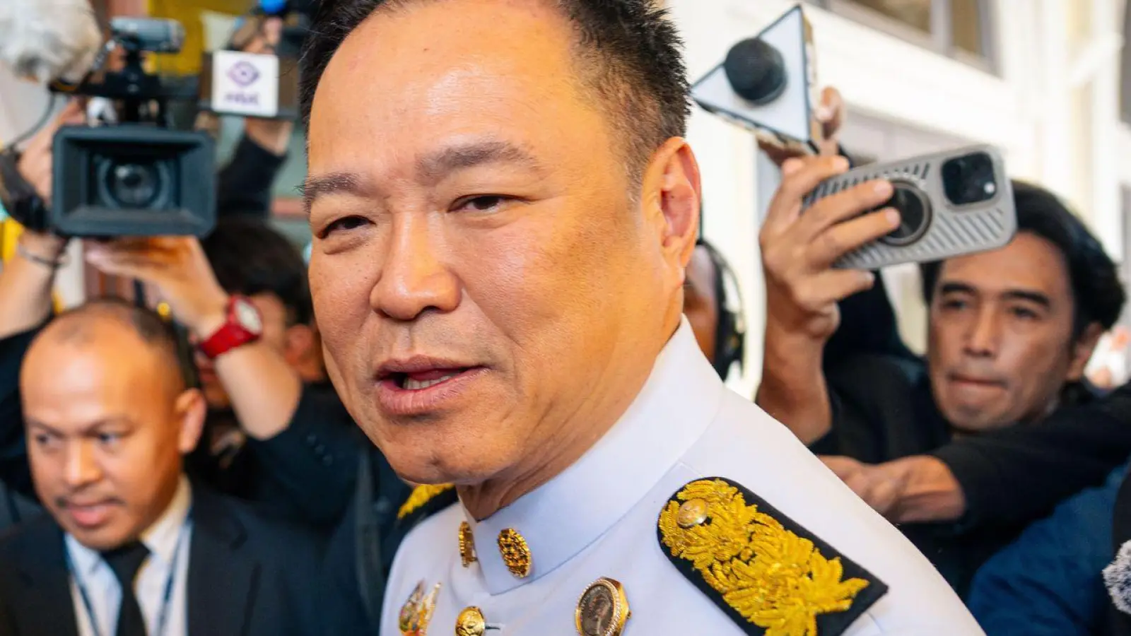 Thailands Premierminister Anutin Charnvirakul spricht zu Reportern.  (Foto: Arnun Chonmahatrakool/AP/dpa)