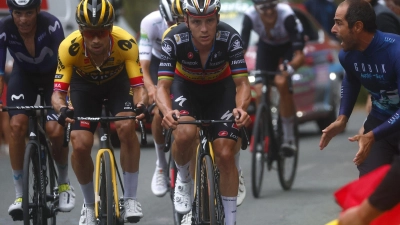 Die Teams der beiden Stars Primoz Roglic (l) und Remco Evenepoel stehen vor einer Fusion. (Foto: Pep Dalmau/Belga/dpa)