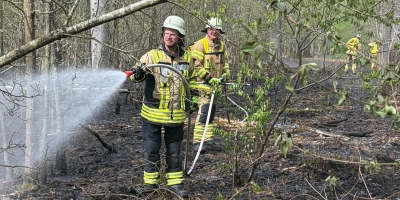 Die Ansbacher Wehr rückte mit einem Großangebot an und hatte die Flammen in dem Waldgebiet rasch unter Kontrolle.  (Foto: Freiwillige Feuerwehr Ansbach)