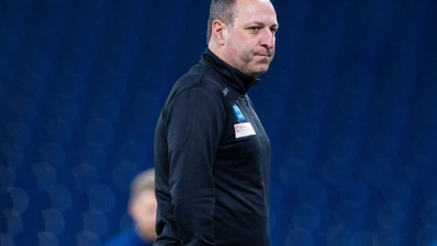 Ulms Trainer Holger Bachthaler steht vor dem Spiel am Spielfeldrand. (Foto: Guido Kirchner/dpa/Archivbild)