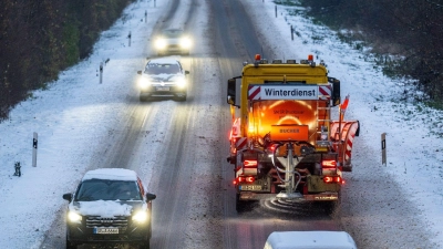 Der Winterdienst rückte bayernweit aus. (Foto: Armin Weigel/dpa)
