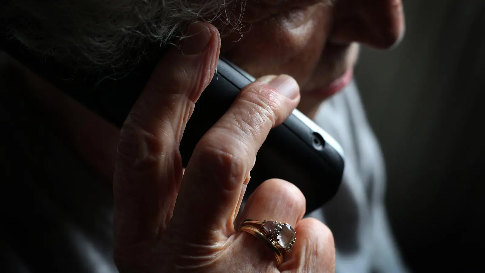 Die 80-Jährige übergab im Laufe des Abends den Schmuck an die Betrüger. (Symbolbild) (Foto: Karl-Josef Hildenbrand/dpa)